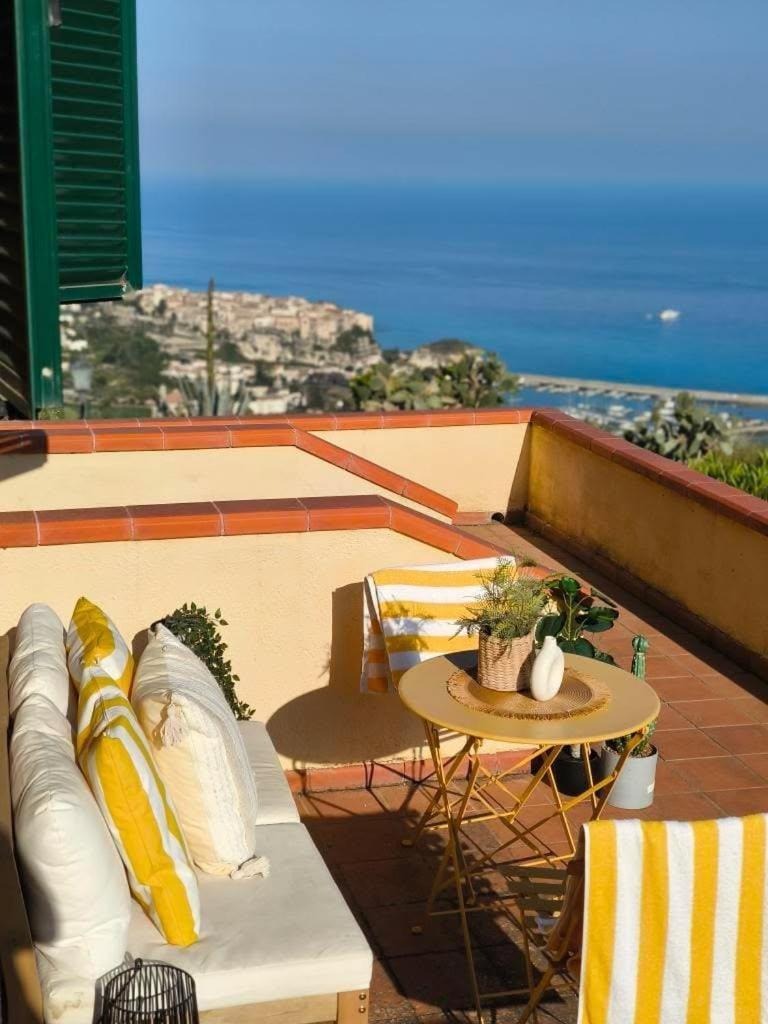 Casa Marzy- Charming Tropea Studio With Pool, Sea & Volcano Views Exterior foto